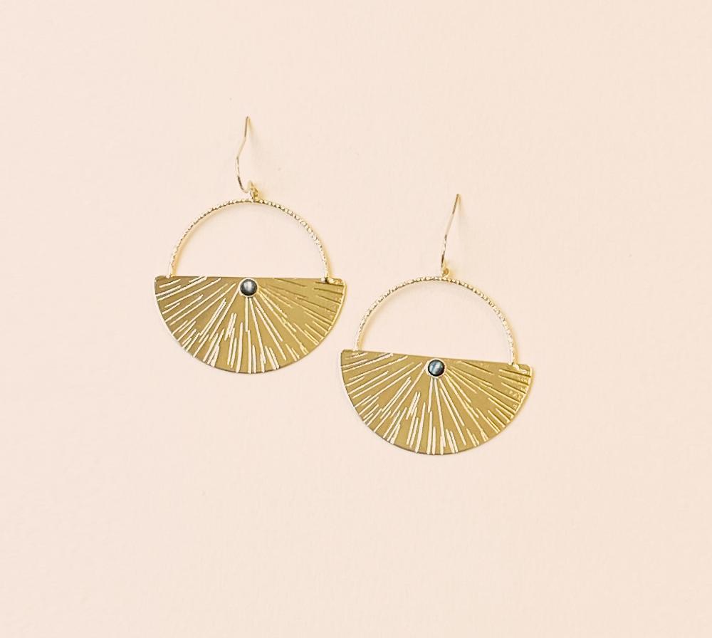 boucles-oreilles-mariam-nacre-grise-mademoizelle-abeille