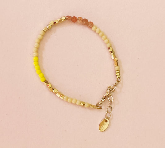 bracelet bruna avec des pierres du soleil, des perles de verre en plaqué or de la marque mMdemoizelle Abeille
