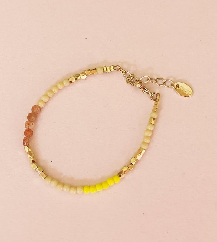 bracelet bruna avec des pierres du soleil, des perles de verre en plaqué or