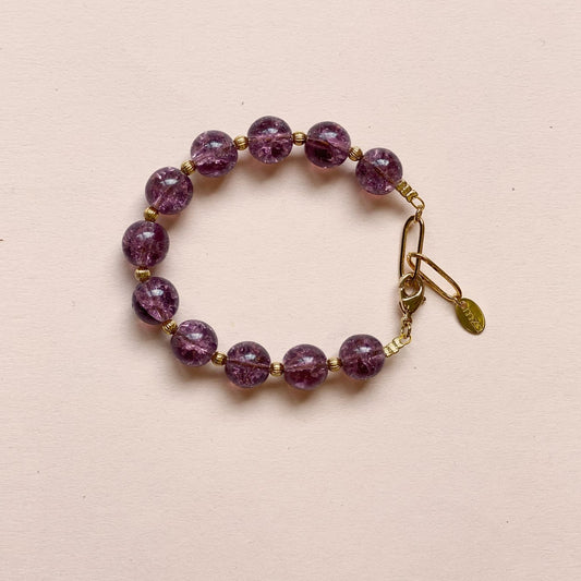 bracelet en perles de verre violettes de la marque Green and Paper